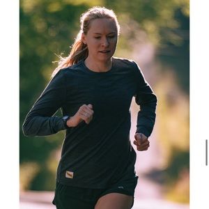 Tracksmith harrier long sleeve in sage green women’s small